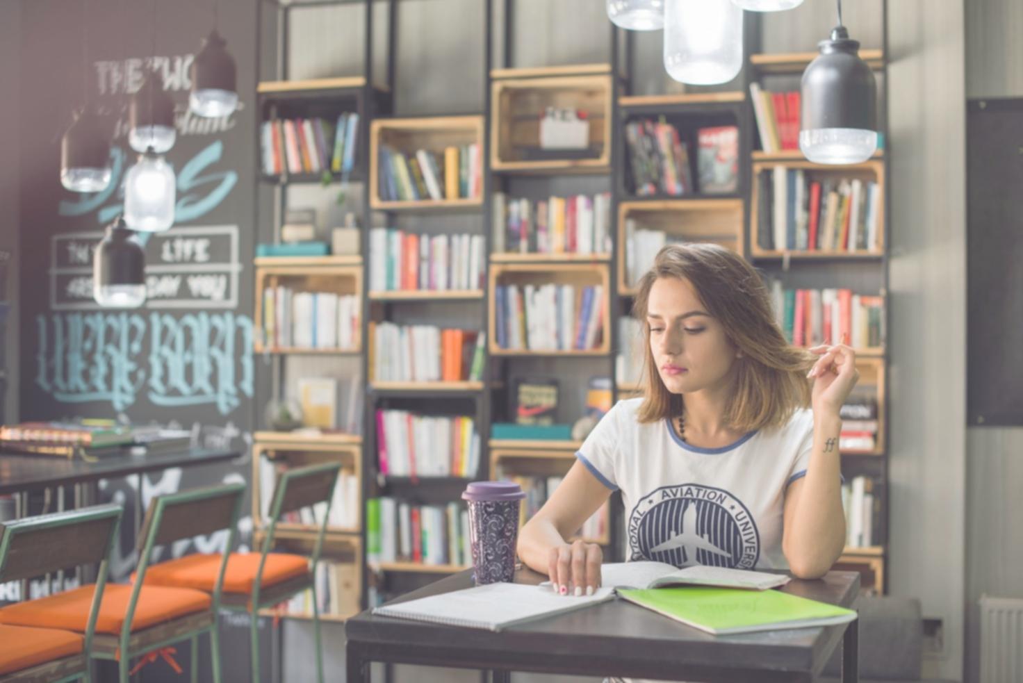 Imprenditore che analizza dati finanziari e strategie aziendali